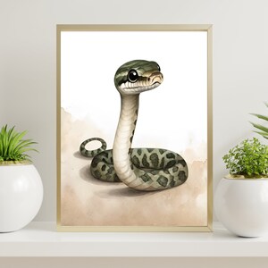 Peut inclure: Une peinture à l'aquarelle d'un serpent vert et brun avec une expression mignonne. Le serpent est enroulé sur un fond brun clair.