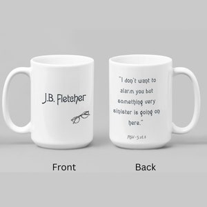 Puede incluir: Taza de café de cerámica blanca con asa negra. La parte delantera de la taza tiene el texto "J.B. Fletcher" y un par de gafas. La parte posterior de la taza tiene una cita del programa de televisión Murder, She Wrote: "No quiero alarmarte, pero algo muy siniestro está sucediendo aquí." La cita va seguida del texto "MSW-S2E6".