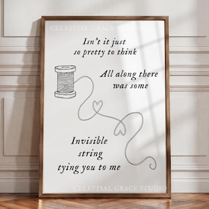 Puede incluir: Una lámina artística enmarcada con un dibujo lineal negro de un carrete de hilo y un hilo largo y sinuoso que forma dos corazones. El texto dice: Isn't it just so pretty to think All along there was some Invisible string tying you to me.