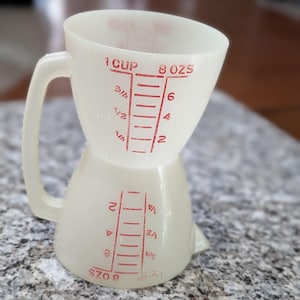 Vintage Tupperware Double-Sided Measuring Cup – 1 Cup & 1 Cup – Cream Plastic with Red Markings – 1970s Kitchen Tool