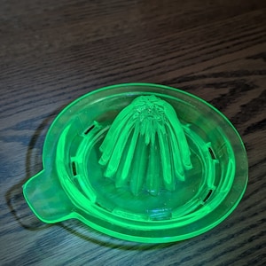 Vintage Green Vaseline Pressed Glass Juicer Reamer Uranium Black Light Glass for Citrus Orange Juice Lemonade