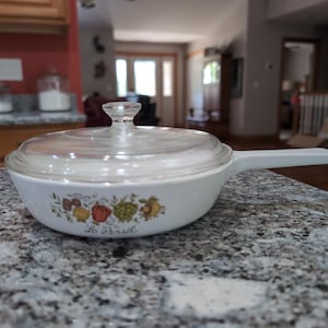 Vintage Corning Ware Spice of Life, P-83-B  7inch dish, with lid Le Persil