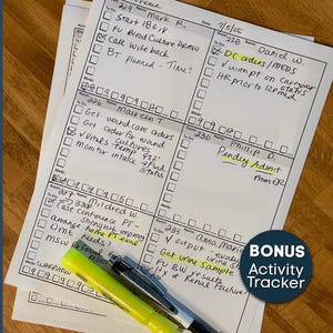 Peut inclure: Plusieurs feuilles de suivi d'activité manuscrites avec des cases à cocher et des notes, y compris les noms des patients et les tâches. Un surligneur jaune et un stylo noir sont en bas. Un cercle bleu avec les mots "BONUS Activity Tracker" est en bas à droite.