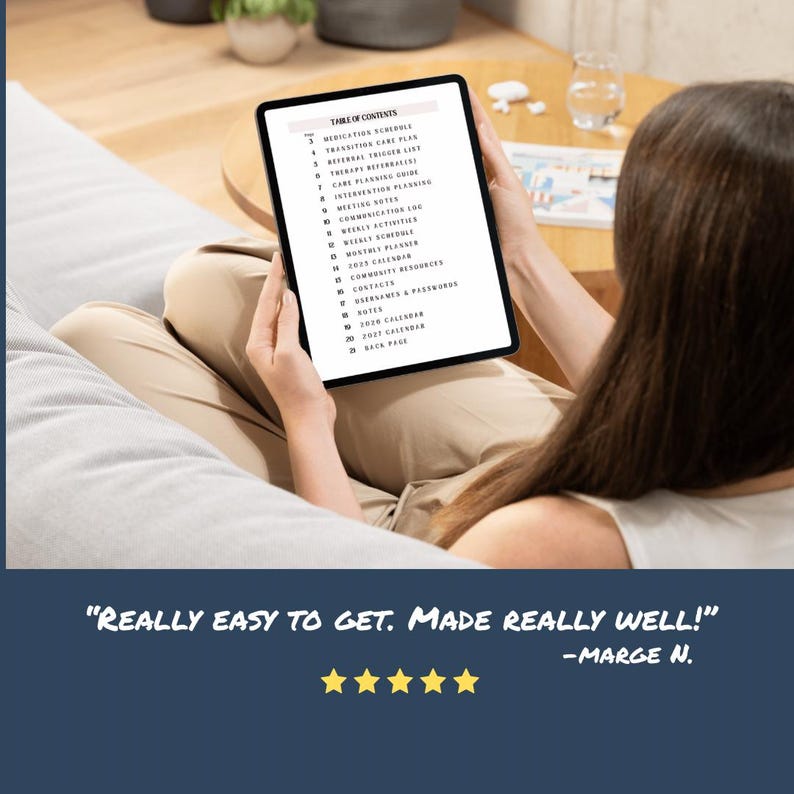 Op de afbeelding: Een persoon houdt een zwarte tablet vast met een inhoudsopgave met titels als "Medicatieschema's" en "Wekelijkse activiteiten". De afbeelding bevat de tekst "REALLY EASY TO GET. MADE REALLY WELL!" en een vijfsterrenbeoordeling.