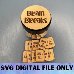 Pode incluir: Um frasco com tampa de madeira com a inscrição "Brain Breaks" e pequenas telhas de madeira. As telhas apresentam frases como "Heads Go", "Hidden Talent" e "Complete the Incomplete". A parte inferior da imagem diz "SVG DIGITAL FILE ONLY."