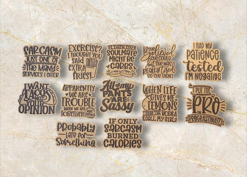 Pu&ograve; includere: Un set di 12 sottobicchieri in legno con frasi divertenti. I sottobicchieri sono marroni e hanno testo nero. Alcune delle frasi includono "Voglio i tacos, non la tua opinione", "Tutti i miei pantaloni sono sfacciati", e "Metto il pro in procrastinare".