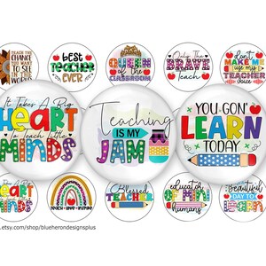 Peut inclure: Un ensemble de 10 boutons ronds colorés avec des citations inspirantes pour les enseignants. Les boutons présentent des phrases comme "Meilleur professeur de tous les temps", "Reine de la classe", "Il faut un grand cœur pour enseigner aux petits esprits" et "Enseigner, c'est mon truc".