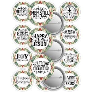 Pode incluir: Uma coleção de botões de pinos com tema de Natal com várias mensagens festivas em um design circular. Os botões apresentam textos como "Happy Birthday Jesus" e "Joy to the World" em um esquema de cores vermelho, verde e branco.
