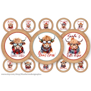 Op de afbeelding: Set van 12 ronde, jute-achtige, kerstthema stickers met een Schotse Hooglander die een zonnebril en een sjaal draagt. De stickers bevatten verschillende zinnen, waaronder "Santa's Helper", "Xmas Crew" en "Little Helper".