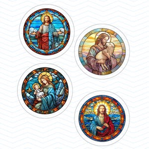 Pu&ograve; includere: Quattro disegni rotondi di vetrate raffiguranti figure religiose. Uno raffigura Ges&ugrave; con le braccia aperte, un altro Ges&ugrave; con un agnello, un terzo Maria e Ges&ugrave; bambino, e l'ultimo Ges&ugrave; con un'aureola.
