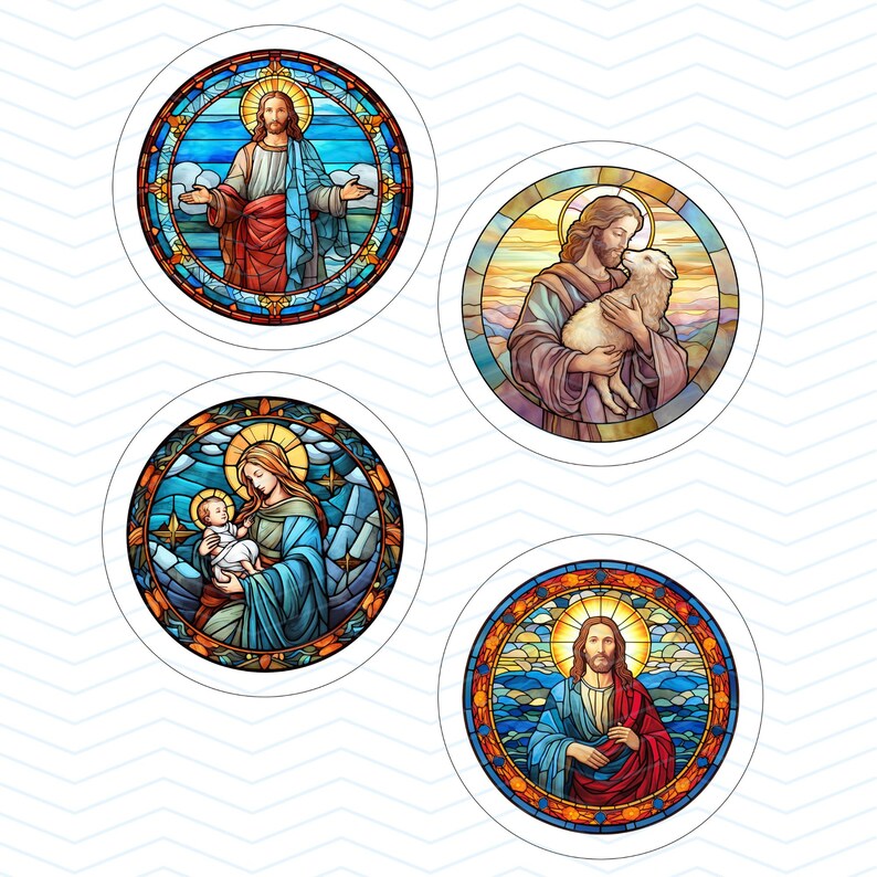 Pu&ograve; includere: Quattro disegni rotondi di vetrate raffiguranti figure religiose. Uno raffigura Ges&ugrave; con le braccia aperte, un altro Ges&ugrave; con un agnello, un terzo Maria e Ges&ugrave; bambino, e l'ultimo Ges&ugrave; con un'aureola.