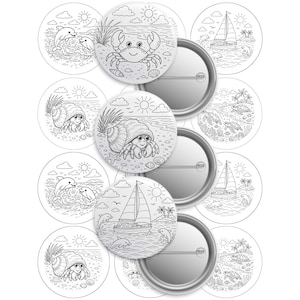 Op de afbeelding: Een verzameling ronde, zwart-witte buttonspins met strand- en oceaantafereelontwerpen. Ontwerpen omvatten een krab, heremietkreeft, dolfijnen, een zeilboot en zeeschildpadden. De buttons hebben een glanzende, zilveren metalen achterkant.