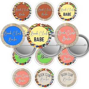 Może przedstawiać: Zestaw okrągłych przypinek z napisami "Book Club Babe" i "Book Club BABE" w różnych kolorach. Przypinki mają tło z książek i zabytkowego papieru.