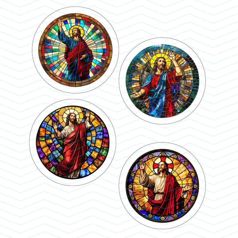 Pu&ograve; includere: Quattro immagini circolari raffiguranti vetrate di Ges&ugrave; Cristo. Ogni immagine mostra Ges&ugrave; con le braccia tese, circondato da aloni e sfondi colorati e radiosi. L'opera d'arte &egrave; dettagliata con vivaci tonalit&agrave; di rosso, blu, giallo e verde.