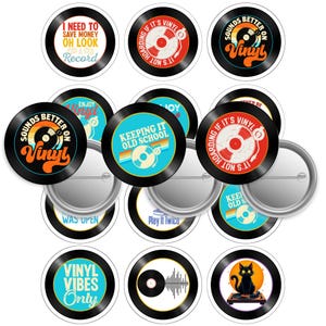 Puede incluir: Un conjunto de botones con temática de discos de vinilo con varios diseños y texto. Los botones presentan frases como "Vinyl Vibes Only", "Sounds Better on Vinyl" y "Keeping It Old School". La paleta de colores incluye negro, naranja, azul y blanco.