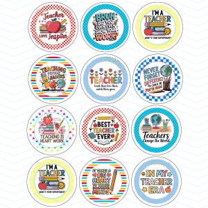 Puede incluir: Doce pegatinas redondas de colores con frases sobre el tema de los profesores. Las pegatinas presentan una variedad de diseños, incluyendo corazones, estrellas, lápices, libros y globos terráqueos. Algunas de las frases incluyen "Teacher, Love Inspire", "Best Teacher Ever", y "I'm a Teacher, What's Your Superpower?"