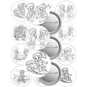Könnte beinhalten: Eine Sammlung runder, schwarz-weißer Ansteckbuttons mit Kindern am Strand. Die Illustrationen zeigen Kinder beim Surfen, Sandburgen bauen und Eis essen. Die Buttons haben eine silberne Metallrückseite.