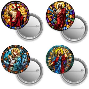Pode incluir: Quatro botões redondos com desenhos de vitrais. Os desenhos retratam figuras religiosas, incluindo Jesus e Maria com o menino Jesus. Os botões têm um verso de metal prateado.