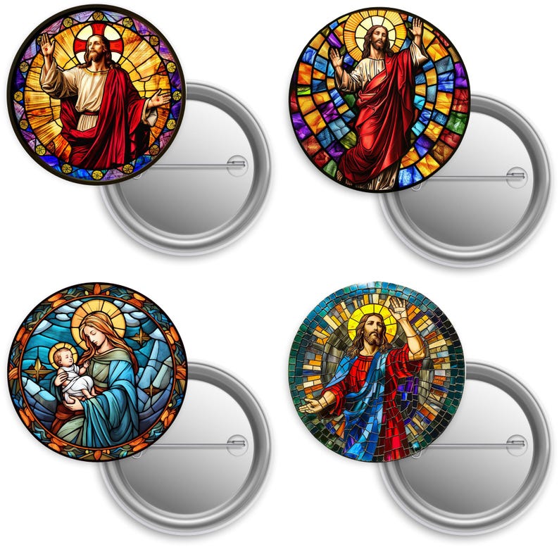 Pu&ograve; includere: Quattro spille rotonde con disegni di vetrate. I disegni raffigurano figure religiose, tra cui Ges&ugrave; e Maria con il bambino Ges&ugrave;. Le spille hanno un retro in metallo argentato.