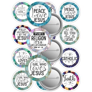 Pode incluir: Uma coleção de botões redondos com várias frases e designs religiosos. Os botões apresentam frases como "Peace Love Jesus", "Jesus Loves You" e "Just a Girl Who Loves Jesus". Os botões têm um fundo branco com detalhes coloridos.