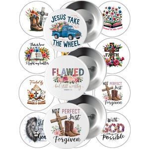 Op de afbeelding: Set van 10 ronde knopen met verschillende christelijke ontwerpen. De ontwerpen omvatten een vrachtwagen met bloemen, een kruis met laarzen, een leeuw, een koffiekopje en een boek. De knopen zijn wit met kleurrijke ontwerpen.