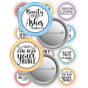 Pode incluir: Conjunto de botões redondos coloridos com citações inspiradoras e versículos bíblicos. Os botões apresentam uma variedade de cores, incluindo azul, verde, amarelo, rosa e laranja. O texto nos botões inclui frases como "Beauty from Ashes", "Girl Read Your Bible", "Jesus is Essential" e "I Got This".