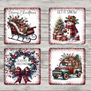 Puede incluir: Juego de cuatro posavasos cuadrados navideños con diseños festivos. Cada posavasos presenta una escena navideña diferente: un trineo, un muñeco de nieve, una corona y una camioneta, todos con un patrón de cuadros rojos y negros y texto navideño.