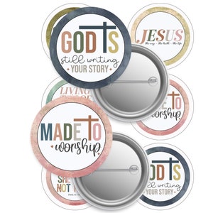 Pode incluir: Conjunto de 8 botões redondos com citações cristãs inspiradoras e fundos de aquarela. As citações incluem "Deus ainda está escrevendo sua história", "Jesus o caminho a verdade a vida", "Prova viva da graça de Deus", "Feito para adorar", "Ela não tem medo", e "Adorar".