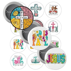Könnte beinhalten: Sortiment runder, bunter Knöpfe mit religiösen Zitaten und Bildern. Die Knöpfe zeigen Sätze wie "Jesus lebt", "Gott ist in ihr, sie wird nicht fallen" und "Er ist auferstanden, er ist nicht mehr hier".