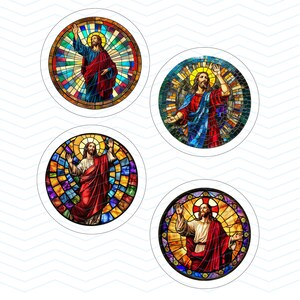 Pu&ograve; includere: Quattro immagini rotonde raffiguranti vetrate di Ges&ugrave;. Ogni immagine mostra Ges&ugrave; con le braccia tese, circondato da vetrate colorate. Le immagini sono su uno sfondo bianco.
