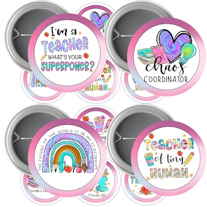 Op de afbeelding: Set van 6 roze en blauwe leraar-knopspelden met verschillende spreuken. De spreuken zijn: "Ik ben een leraar, wat is jouw superkracht?", "Leraar van kleine mensen", "De toekomst van de wereld is in mijn klaslokaal" en "Chaos-coördinator".
