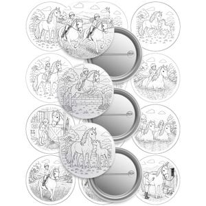 Op de afbeelding: Een verzameling ronde, zwart-witte paardenknopen. De knopen tonen verschillende illustraties van paarden, ruiters en paardenscènes, waaronder springen, paardrijden en het verzorgen van paarden. De knopen hebben een glanzende, zilverkleurige achterkant.
