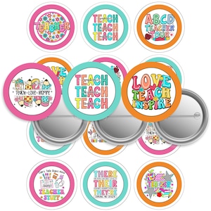 Puede incluir: Un conjunto de coloridas chapas con temática de profesores. Las chapas presentan varios diseños con frases como "TEACH", "LOVE TEACH INSPIRE" y "TEACHER STUFF". Las chapas son redondas con un respaldo metálico, perfectas para profesores.