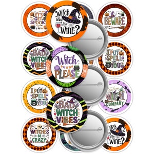 Puede incluir: Diez botones redondos de 5,7 cm de diámetro con temática de Halloween con diferentes lemas y diseños. Los botones presentan una bruja, calabazas, murciélagos y otras imágenes de Halloween. Algunos de los lemas incluyen "Witch Way to the Wine?", "Bad Witch Vibes", "I Put Spell on You" y "Witches Be Crazy".