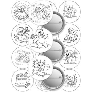 Puede incluir: Un conjunto de botones de solapa en blanco y negro con temática invernal. Los botones presentan ilustraciones de pingüinos esquiando, ángeles de nieve, un oso con bufanda, una ardilla con una nuez y una taza de chocolate caliente. Los botones tienen un reverso de metal plateado.