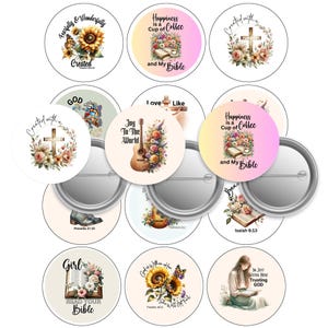 Pode incluir: Um conjunto de 10 botões redondos com vários designs de temática cristã. Os botões apresentam arranjos florais, girassóis, uma cruz, uma guitarra, uma xícara de café e um livro. O texto nos botões inclui citações sobre fé, alegria e felicidade.