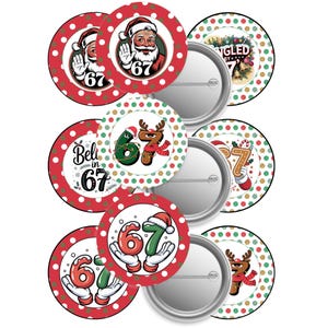 Könnte beinhalten: Eine Sammlung von weihnachtlichen Ansteckbuttons. Designs umfassen den Weihnachtsmann, Rentiere und festliche Zahlen. Die Buttons haben rot-weiß gepunktete Ränder und die Zahl "67" in verschiedenen weihnachtlichen Stilen.