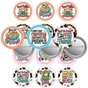 Könnte beinhalten: Eine Sammlung runder Ansteckbuttons mit verschiedenen Kaffeemotiven. Die Buttons zeigen Sätze wie "Iced Coffee", "Give me Coffee" und "First We Drink Coffee". Die Designs umfassen Kaffeetassen, Sonnenblumen und Kuhfellmuster.