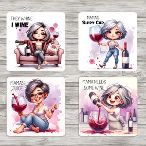 Puede incluir: Juego de cuatro posavasos cuadrados con ilustraciones de dibujos animados de una mujer con cabello gris disfrutando del vino. Cada posavasos tiene una frase diferente: "They Whine I Wine", "Mama's Sippy Cup", "Mama's Juice" y "Mama Needs Some Wine".