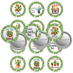 Puede incluir: Una colección de botones redondos con diseños de cactus y suculentas. Los botones tienen bordes verdes y blancos e incluyen frases como "Not Today Succa" y "Can't Touch This".