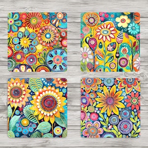 Op de afbeelding: Set van vier kleurrijke onderzetters met abstracte bloemmotieven in felle gele, blauwe, rode en groene kleuren. De onderzetters zijn gemaakt van een duurzaam materiaal en zijn perfect om oppervlakken te beschermen tegen krassen en vlekken.