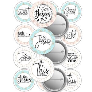 Peut inclure: Dix badges ronds, blancs, bleus et roses avec des citations et des motifs chrétiens inspirants. Les badges présentent des motifs floraux et du texte noir. Certaines des citations incluent "Jésus", "Dieu est bon", "C'est comme ça que je combats mes batailles" et "Enraciné dans le Christ".