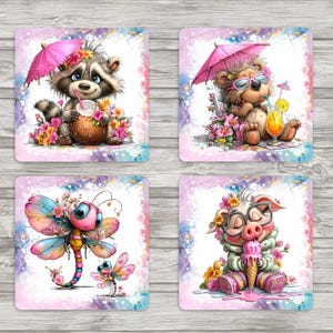 Op de afbeelding: Set van vier vierkante onderzetters met grillige illustraties van dieren die genieten van tropische drankjes en lekkernijen. Inclusief een wasbeer, een beer, een libelle en een varken, allemaal versierd met bloemen en accessoires.
