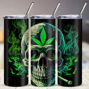 Op de afbeelding: Drie roestvrijstalen bekers met een schedel- en marihuanabladontwerp. De bekers zijn zwart met groene en blauwe accenten. De schedel rookt een joint.