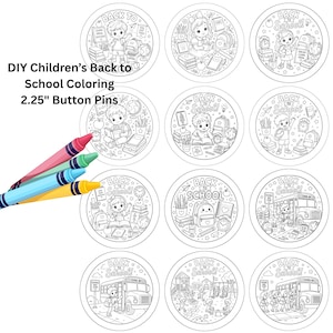 Könnte beinhalten: Ein Set aus zwölf runden 5,715 cm großen Ansteckbuttons mit schwarz-weißen Strichzeichnungen, Schulmotiven und dem Text Back to School. Vier bunte Wachsmalstifte in Pink, Grün, Blau und Gelb sind auf der linken Seite angeordnet.