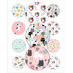 Puede incluir: Una colección de diseños circulares con ilustraciones de gatos. Los diseños incluyen gatos con diferentes patrones y colores, huellas de patas y peces. La paleta de colores incluye rosa, azul, amarillo y negro.