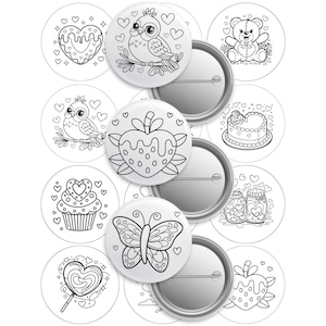 Könnte beinhalten: Eine Sammlung weißer, runder Ansteckbuttons mit schwarzen Strichzeichnungen. Die Designs umfassen einen Teddybären, eine Eule, einen Cupcake, einen Schmetterling, einen Kuchen und herzförmige Süßigkeiten. Die Buttons haben eine silberne Metallrückseite.