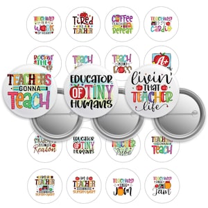 Puede incluir: Una colección de botones redondos y coloridos con temática de profesores, con varias frases y gráficos. Los botones presentan textos como "Teachers Gonna Teach", "Educator of Tiny Humans" y "Coffee Teach Repeat". Cada botón tiene un respaldo metálico.