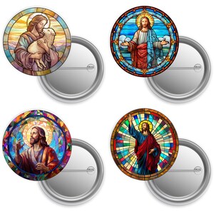 Pu&ograve; includere: Quattro spille rotonde con illustrazioni di Ges&ugrave; in stile vetrata. Le spille raffigurano Ges&ugrave; con un agnello, le braccia tese e una mano alzata. Le spille hanno retro in metallo argentato.