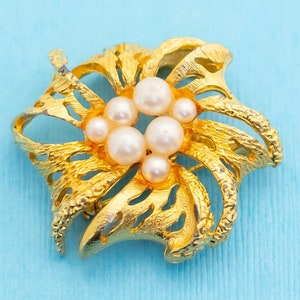 Vintage Coral Pearl Gold Brooch N18
